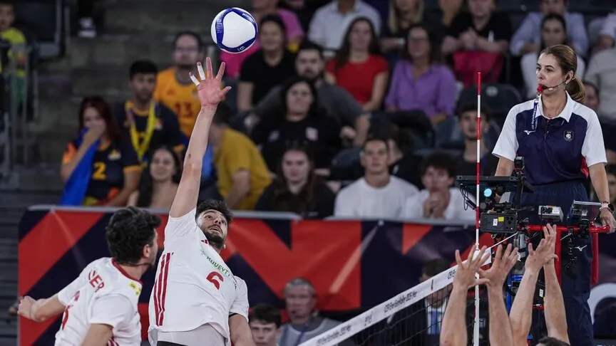 A Milli Voleybol Takımı Romanya'ya Yenildi, Şansını Son Maça Taşıdı