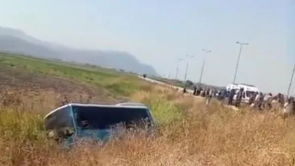 Antakya'da otobüs şoförünün rahatsızlanması sonucu tarlaya devrildi