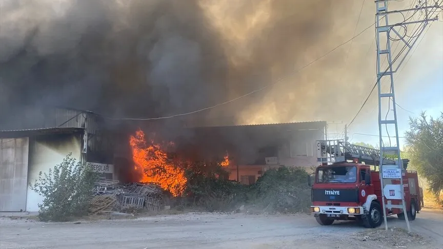 Antalya'da Ambalaj Deposunda Yangın: Alevler Yan Binaya Sıçradı