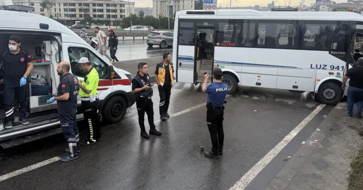 Avcılar'da yağmurlu havada servis midibüsü devrildi: 9 yaralı