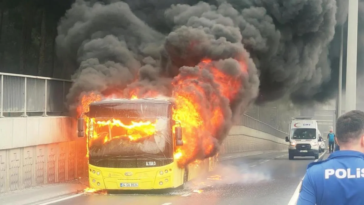 Bakırköy'de Otobüs Alev Alev Yandı
