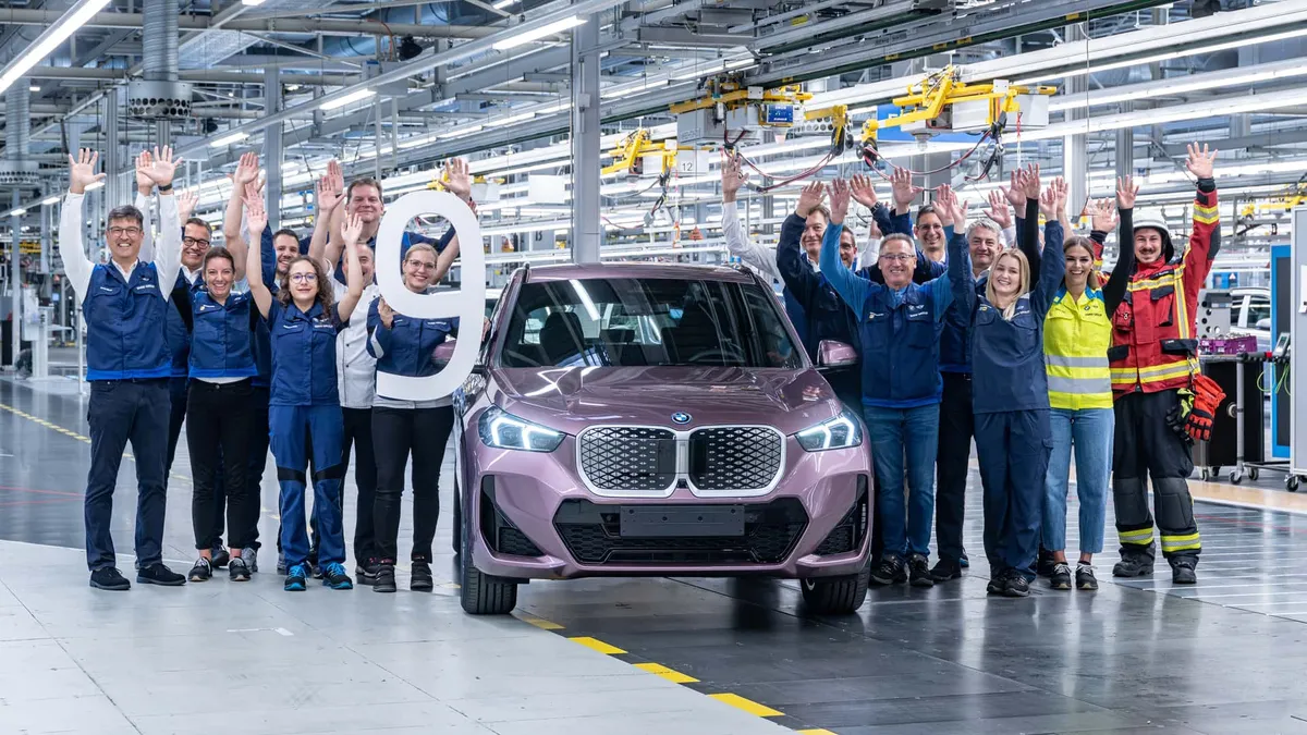 BMW'nin Regensburg Fabrikasından Dokuzuncu Milyonuncu Araç: Özel Renkli Elektrikli iX1