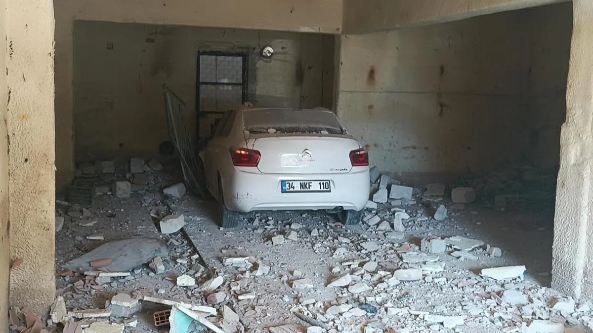 Burdur'da direksiyon hakimiyetini kaybeden otomobil boş tesise daldı: 3 yaralı