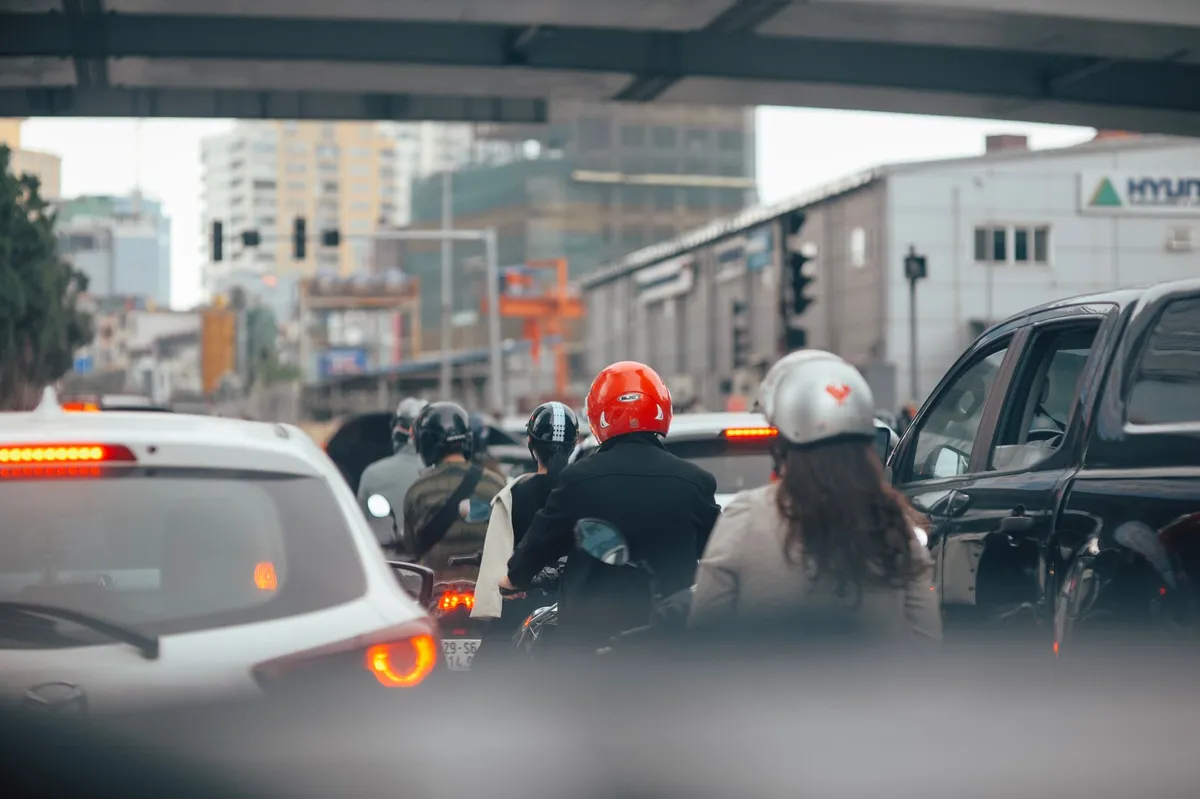 Bursa'da Trafik Tartışması Kavgaya Dönüştü: Otomobilin Etrafını Sardılar
