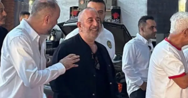 Cem Yılmaz'ın sağlığı: Bastonla görüntülendi