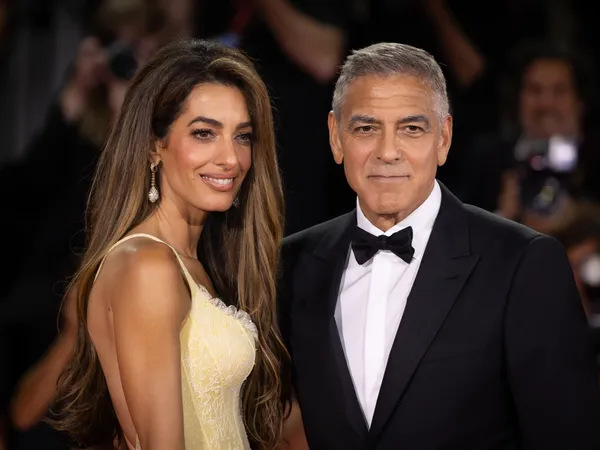 Clooney çifti Venedik'te: Altın Aslan ödüle göz kırpan şık giriş