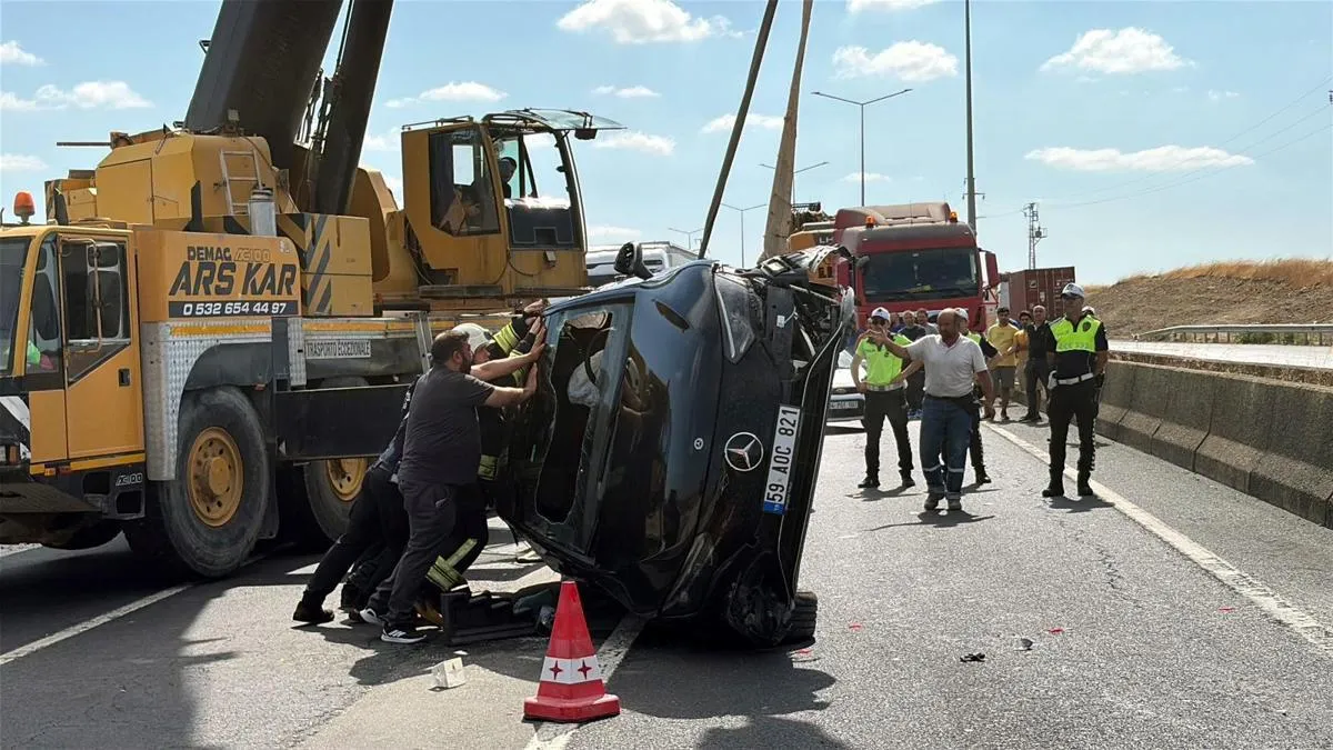 Çorlu'da otomobil refüje çarptı: 1 yaralı
