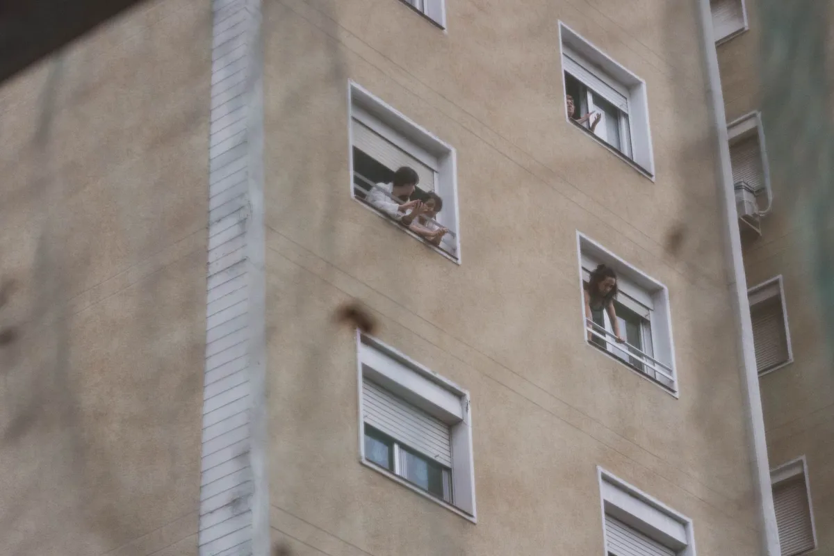 Diyarbakır'da balkon korkuluklarından tırmanan vatandaş, küçük bir çocuğu son anda kurtardı