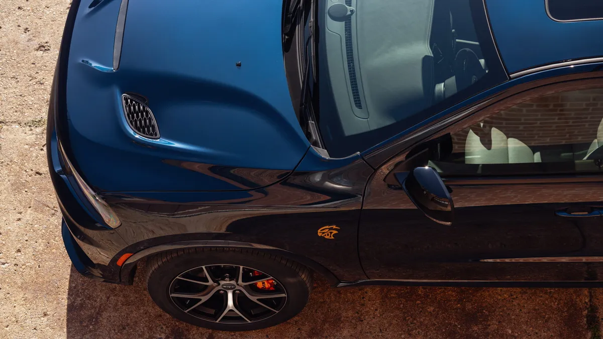 Dodge, 2027 Durango'ya Yeni ve Derin Bir Mavi Boya Rengi Ekledi