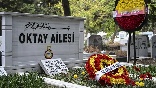 Dursun Özbek'ten Efsane Metin Oktay'a Mezarı Başında Vefa