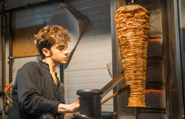 Elazığ'da 15 Yıllık Birikimle Kendi İşini Kurdu: Döner Tezgâhının Başındaki Kadın Girişimci