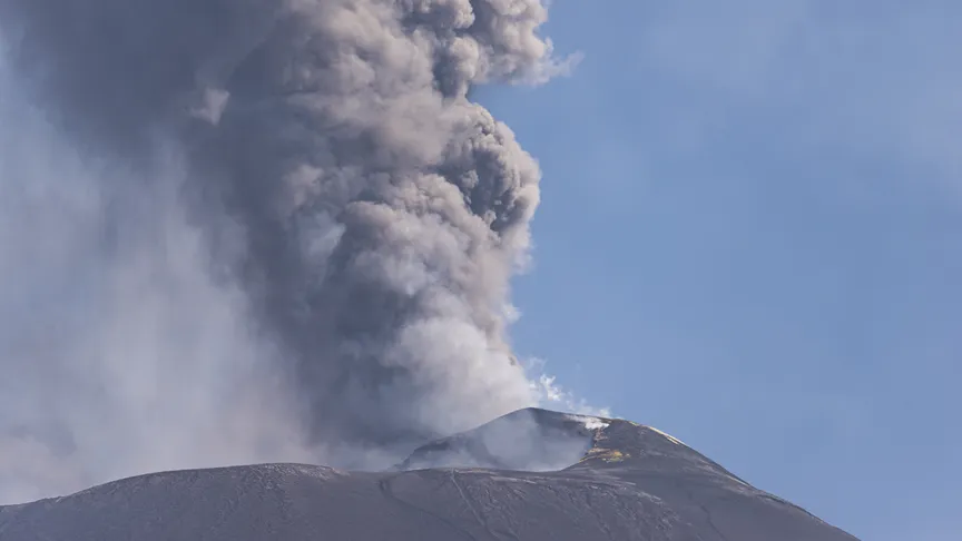 Etna'dan Yükselen Kül Bulutu Sicilya Hava Trafiğini Durdurdu