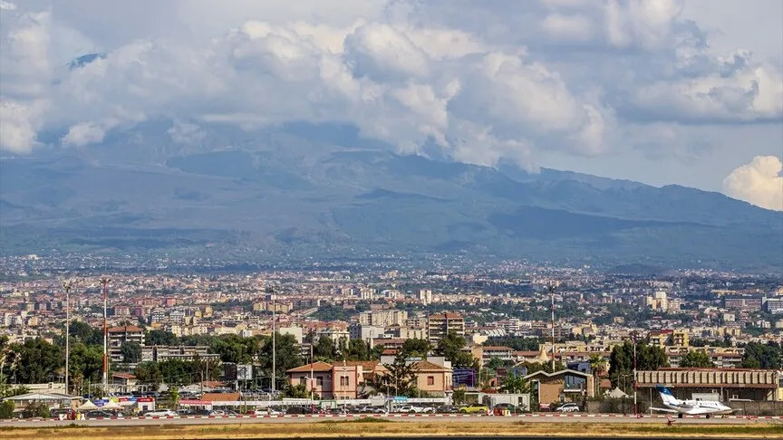 Etna'dan Yükselen Kül, Katanya Havalimanı'nda Uçuşları Askıya Aldı