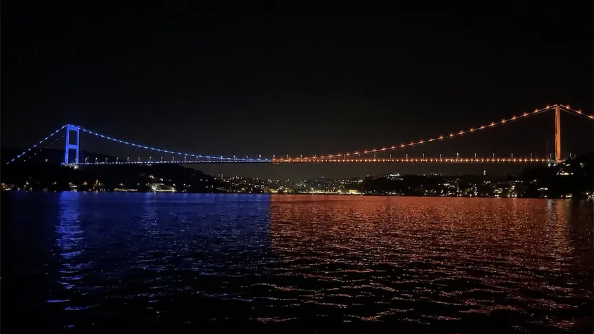 Fatih Sultan Mehmet Köprüsü, Omurilik Felçlileri Günü'ne Özel Renklere Büründü