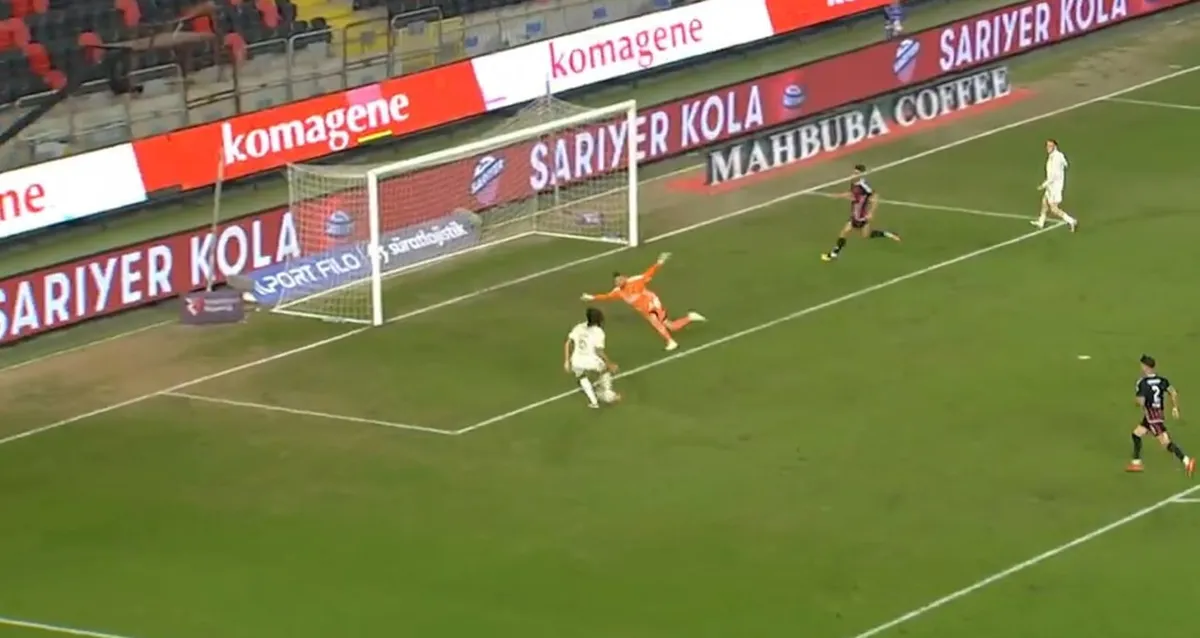 Fenerbahçe'nin deplasmanda puan kaybettiği maçta kaçırdığı gol dünya gündeminde