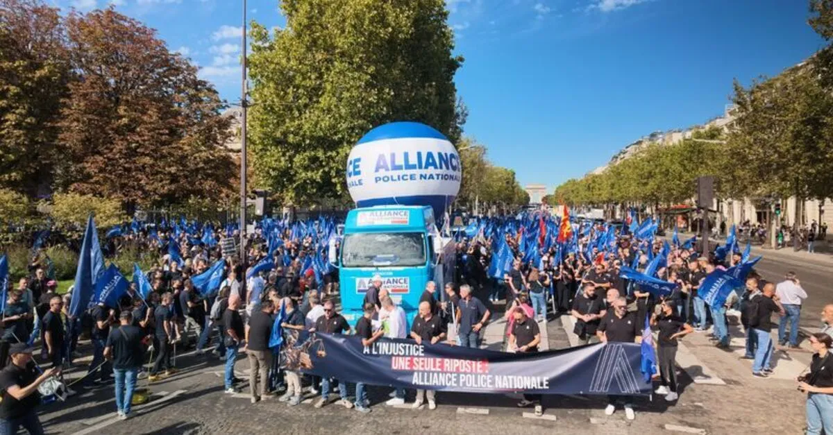 Fransa'da polisler maaş zammı için Paris'te sokağa döküldü