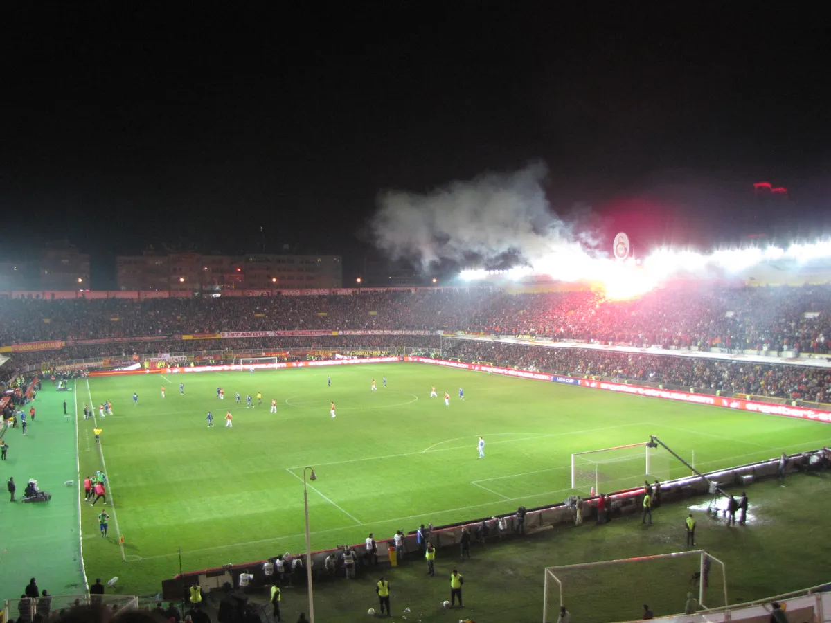 Galatasaray savunma krizine karşı Avrupa'ya teklif yaptı