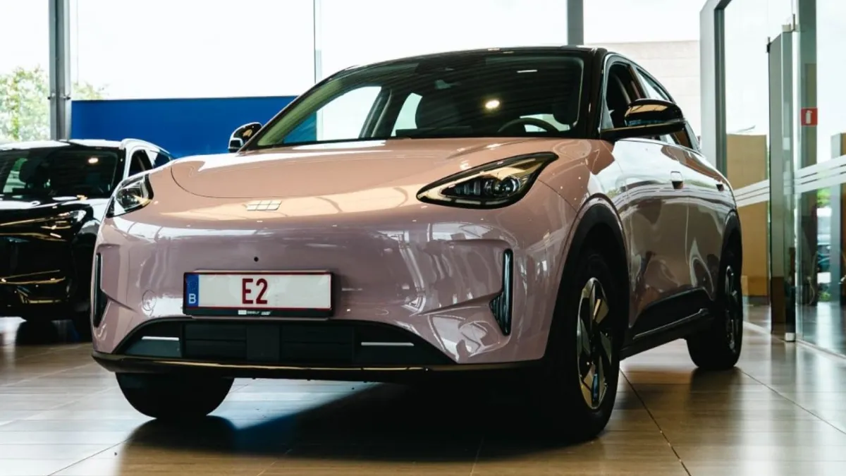 Geely'nin Yeni Elektrikli Hatchback'i E2, Belçika'daki Bayilere Teslim Edildi
