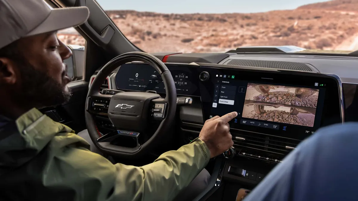 General Motors Kullanıcı Tepkilerine Aldırış Etmedi: Popüler Telefon Aynalama Sistemleri Araçlara Dönüyor