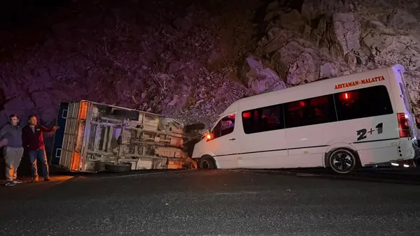 Giresun'da feci kaza: Minibüs ile kamyonet çarpıştı, 23 yaralı