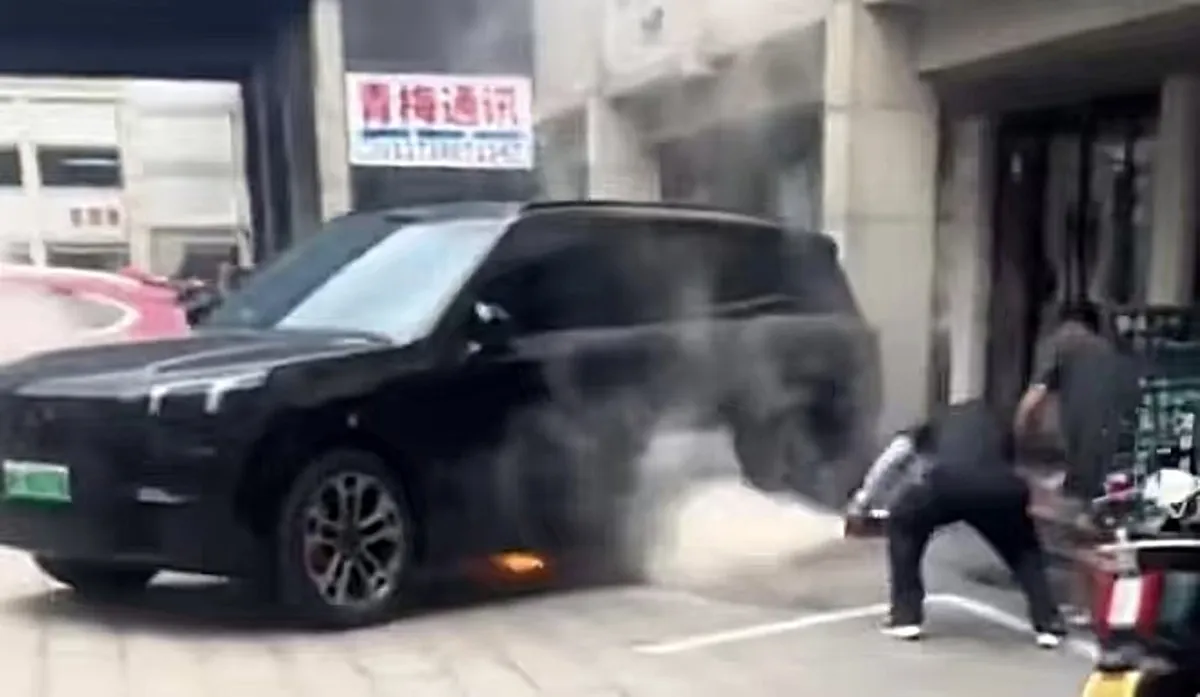 Hangzhou'da Lynk & Co 900'te Yangın: Yetkili Bayi Taşınabilir Güç Bankasını Suçladı