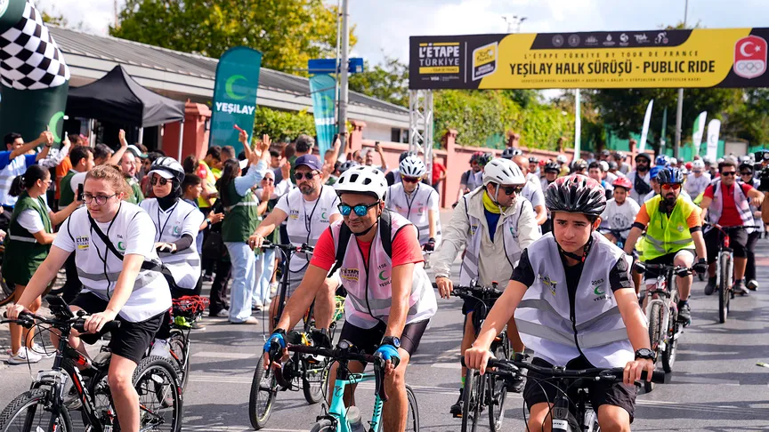 İstanbul'da 1500 Kişilik Bisiklet Coşkusu: Tour de France Ruhu Halkla Buluştu