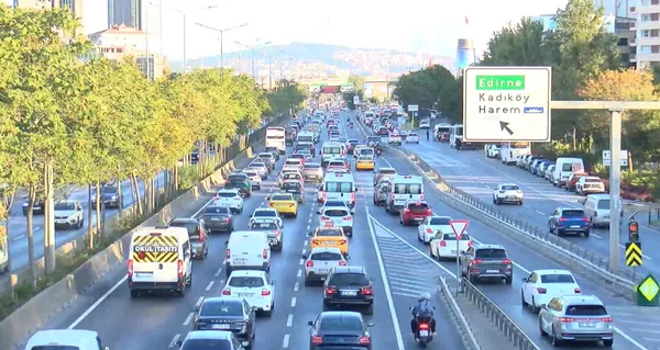 İstanbul'da ders zili çaldı, trafik yoğunluğu arttı