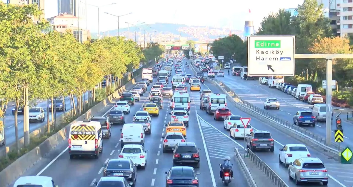 İstanbul'da ders zili çaldı, trafik yoğunluğu arttı