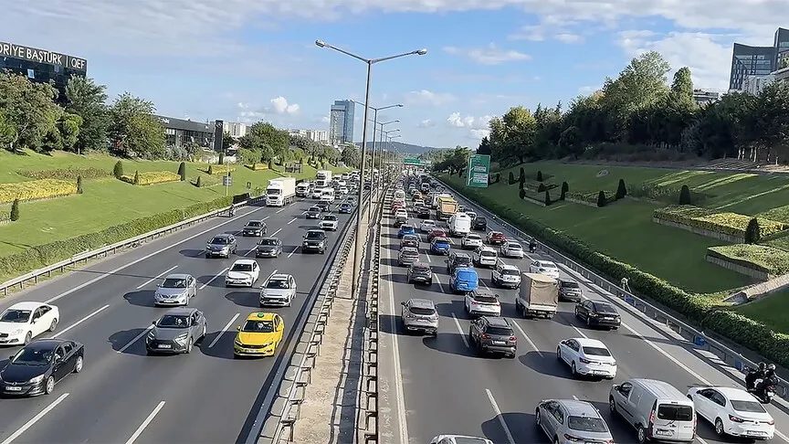 İstanbul'da uyum haftasıyla birlikte trafik kilitlendi