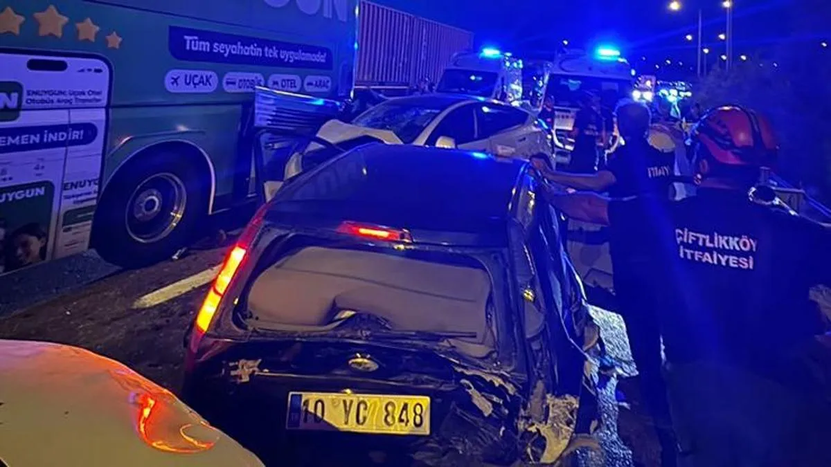 İzmir Yolu'nda zincirleme kaza: On bir kişi yaralandı