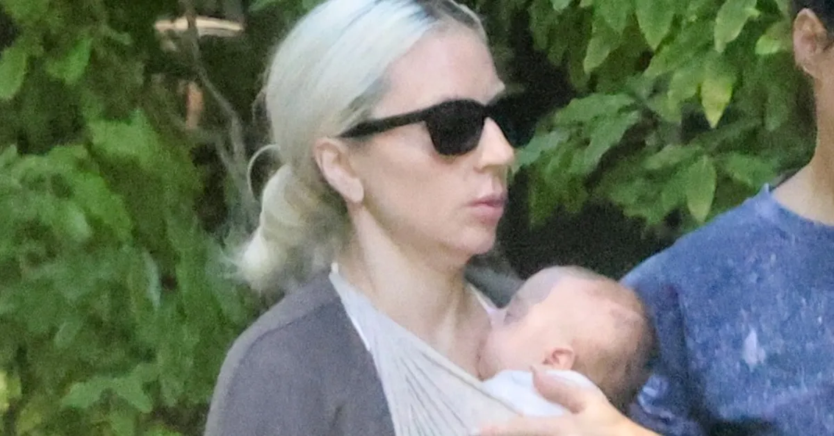 Lady Gaga, Nişanlısı İle Bebeğini Kucağına Aldı