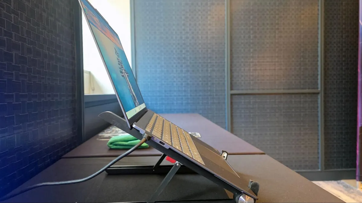 Lenovo'dan IFA'da İki Devrimsel Dizüstü Bilgisayar Konsepti: Fanlı Soğutmadan Katlanabilir Ekranlara