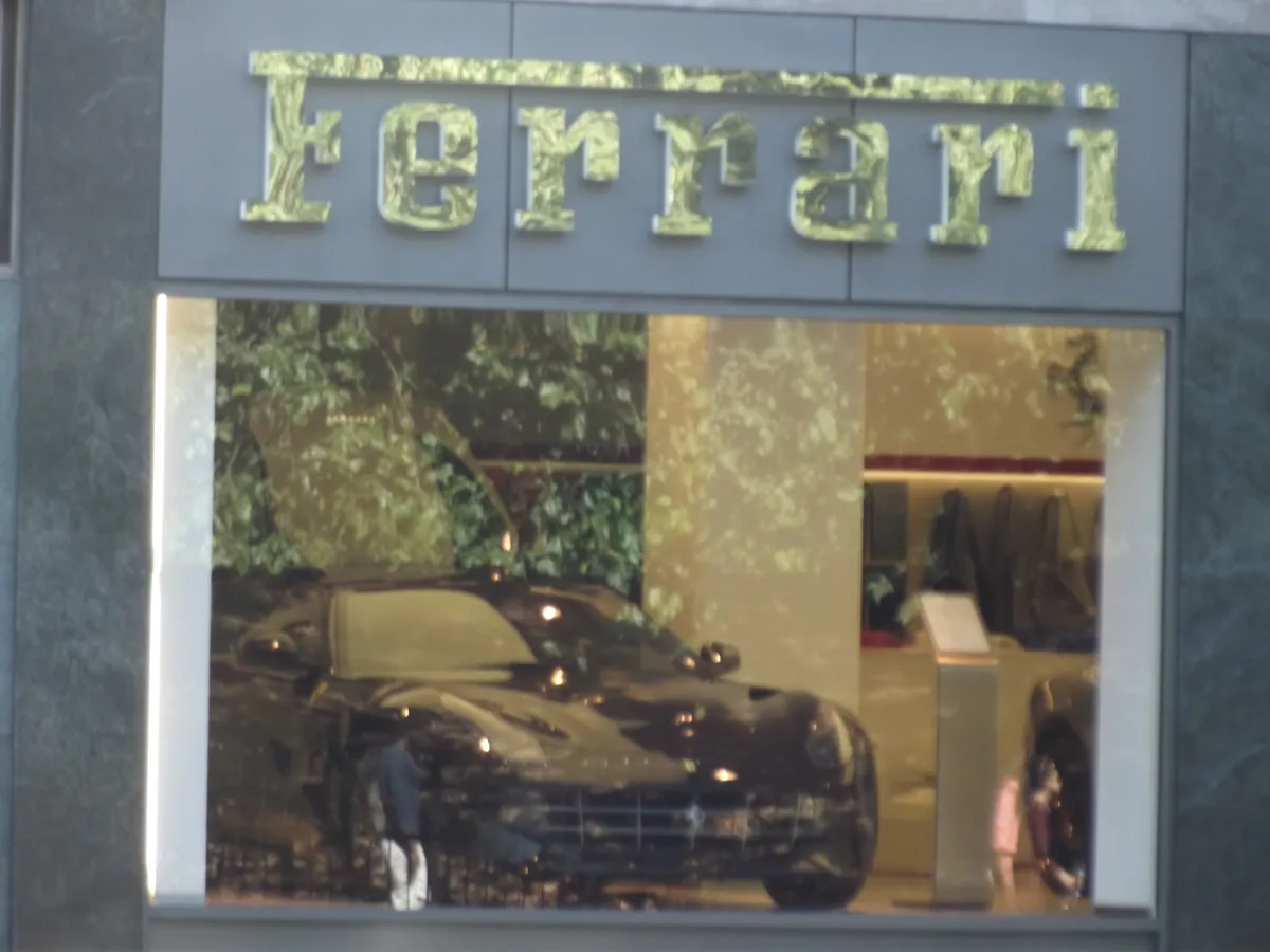 Londra'da Körfez Plakalı Spor Arabalardan Tahsil Edilemeyen Milyonluk Cezalar