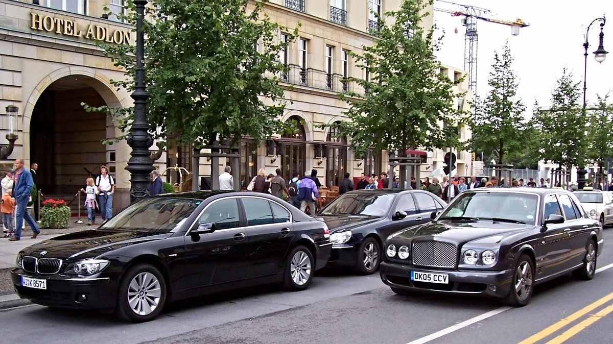 Lüks Piyasada Rekabet Dengesi: Bentley Artık Rolls-Royce'un Önünde Değil