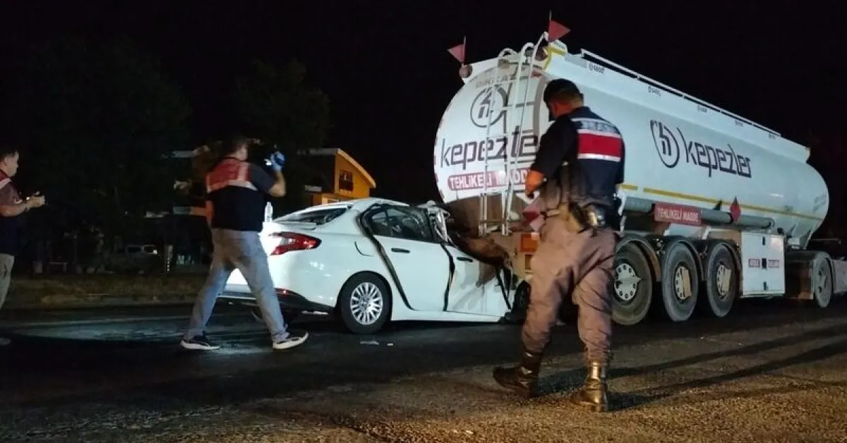 Manavgat'ta feci trafik kazası: Tıra çarpan otomobilin sürücüsü hayatını kaybetti