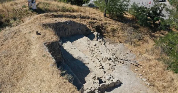 Maydos'ta 4200 Yıllık Tarihî Keşif: Troya ile Aynı Boyutta Savunma Duvarı Ortaya Çıktı