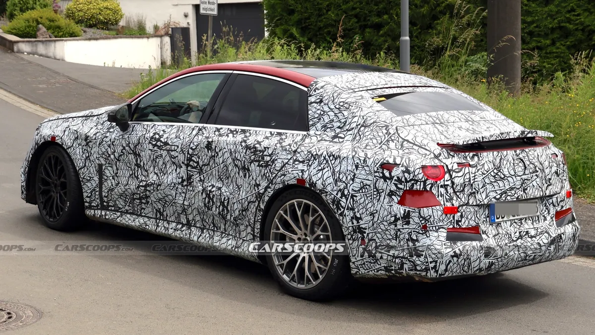 Mercedes'in Elektrikli AMG C-Sınıfı Aktif Kanatıyla Dikkat Çekiyor