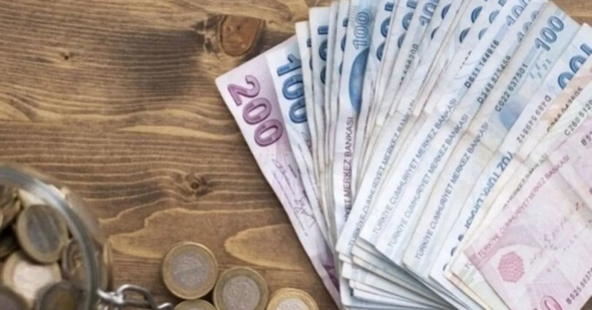 Milyonlarca emeklinin odak noktasındaki ek zam ve seyyanen zam beklentisi, yılın ikinci yarısı maaş artışlarının ardından yeniden gündemde.