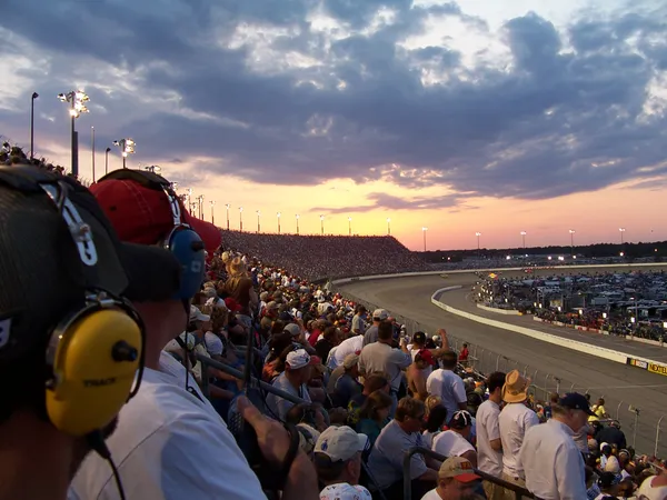 NASCAR Şampiyonluk Yarışı Darlington'da Başlıyor: Hava Durumu Endişesi Büyüyor
