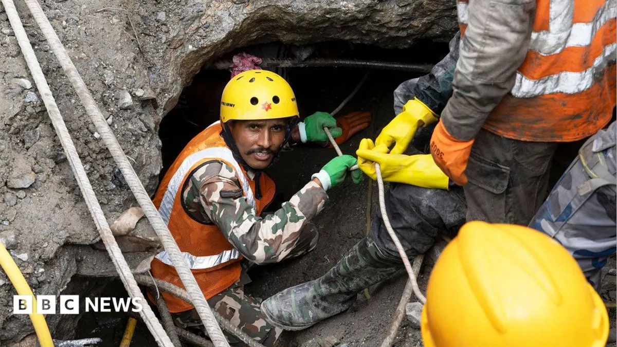 Nepal'de sel felaketi: Tüneldeki iki işçi mucizevi kurtarıldı