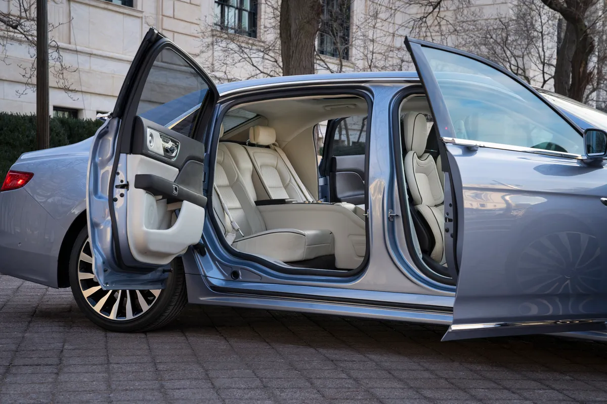 Rolls-Royce Alternatifi: Sadece 80 Adet Üretilen Şoför Kapılı Lincoln Continental