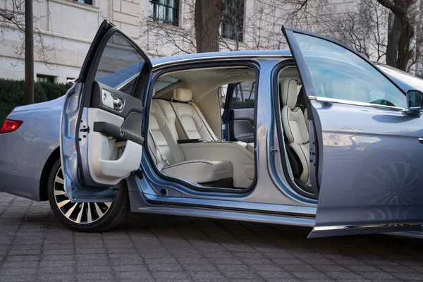 Rolls-Royce Alternatifi: Sadece 80 Adet Üretilen Şoför Kapılı Lincoln Continental