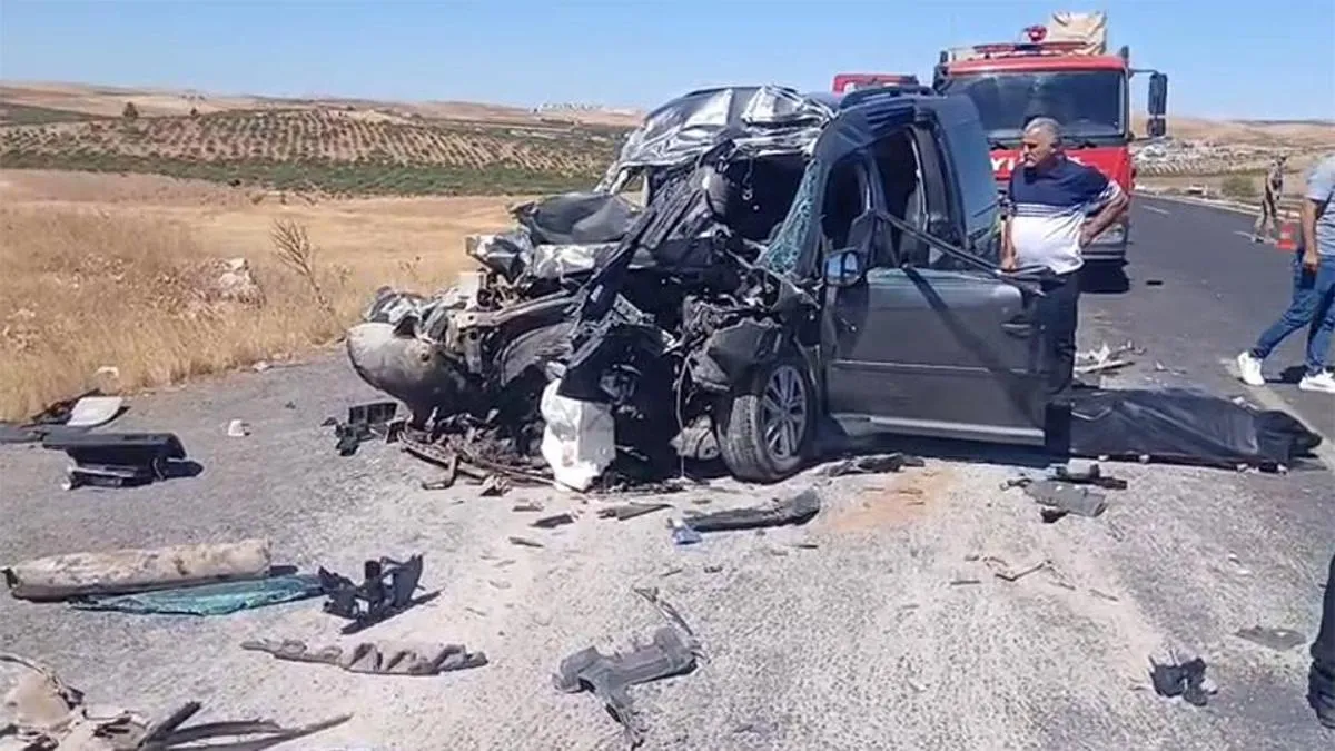 Şanlıurfa'da aile faciası: Kamyona çarpan araçta 4 kişi hayatını kaybetti