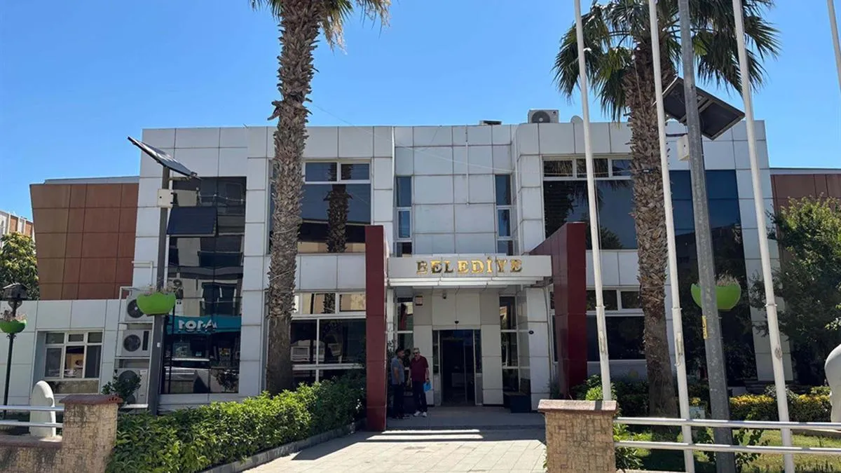 Seferihisar Belediyesi'ndeki rüşvet soruşturmasında 29 kişi tutuklandı