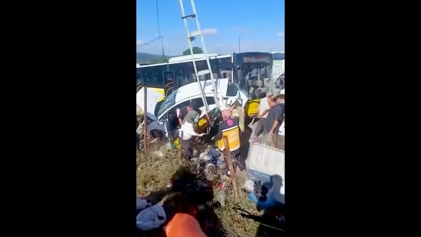 Sultanbeyli'de Otomobil İle Otobüs Çarpıştı: 4 Yaralı