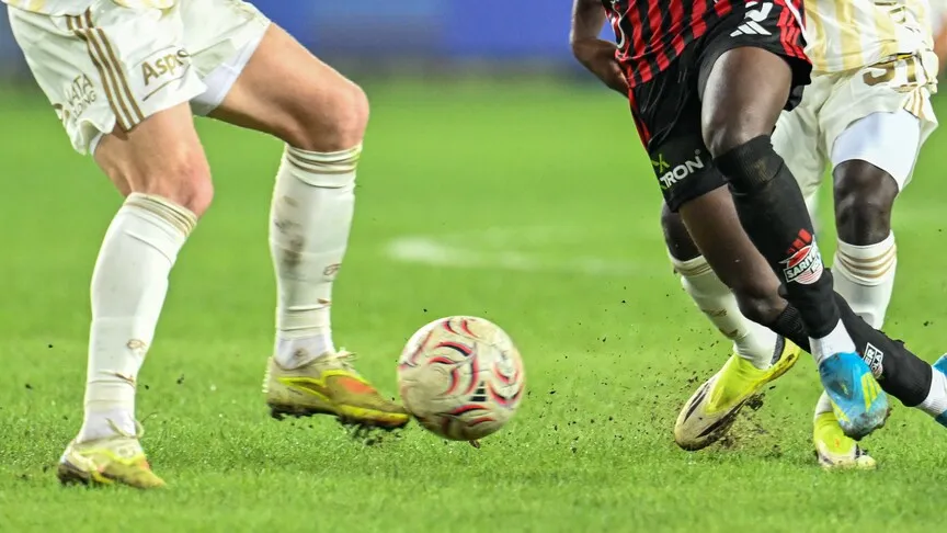 Süper Lig'in ilk yarı takvimi belli oldu: Devre arasında Galatasaray-Fenerbahçe derbisi oynanacak