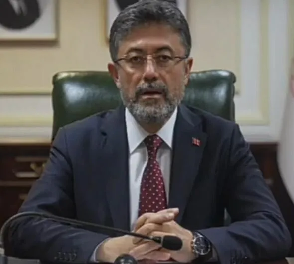 Tarım Bakanı fidan dikiminde saksıyla hatasıyla gündemde