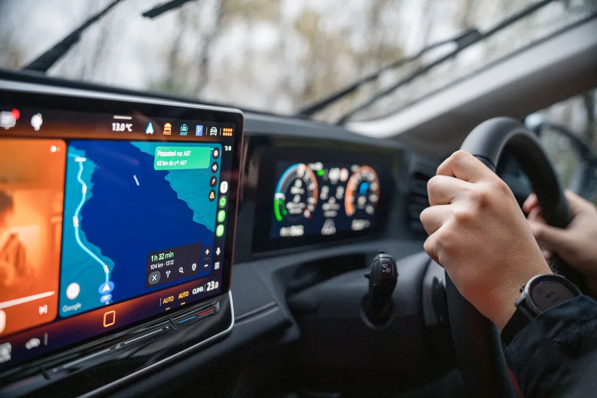 Tesla Sürücüleri FSD'yi Otonom Sanıyor: Sürüşten Kopan Kullanıcılar Yasal Sorumluluk Tartışmasını Alevlendirdi