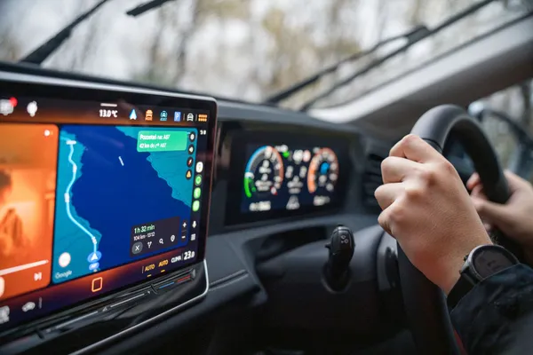 Tesla Sürücüleri FSD'yi Otonom Sanıyor: Sürüşten Kopan Kullanıcılar Yasal Sorumluluk Tartışmasını Alevlendirdi