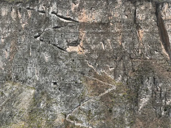 Uçurumun Tam Tepeesinde Dünyanın En Zor Erişilen Bakkalı
